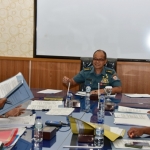 Asisten Personel Pangkoarmada II Kolonel Laut (P) Singgih Sugiarto, S. T.  saat memberikan bimbingan personel (Binpers).