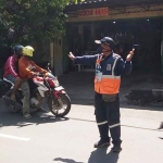Petugas parkir berlangganan dari Dinas Perhubungan Kabupaten Tuban.