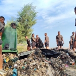 Ratusan prajurit Yonif Teritorial Pembangunan (TP) 932 Sunan Bonang (SB) saat membersihkan sampah di Pantai Boom Tuban.
