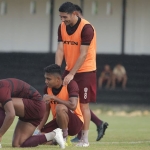 Pemain Madura United saat melakukan latihan perdana.