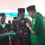 Gus Afif menyematkan pin Sahabat Rakyat kepada Haries RM selaku salah satu deklarator Sahabat Rakyat. Foto : DIDI R/BANGSAONLINE