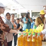 Ketua TP PKK Kabupaten Kediri, Eriani Annisa Hanindhito, saat meninjau pelaksanaan pasar murah di Kecamatan Kandat. Foto: Ist