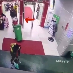 Tangkapan layar rekaman CCTV saat pelaku, Zainal yang merupakan Cleaning Service di RSUD Seowandhie, mencuri limbah medis dan membuangnya di TPS Umum, untuk menjatuhkan nama baik rumah sakit.