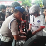 Sejumlah petugas memeriksa tamu yang akan memasuki mako Polres Blitar Kota.