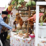 Wakil Bupati Tuban, Riyadi, saat mengunjungi Festival Masakan Khas Tuban  2021.