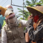 Wali Kota Mojokerto Ika Puspitasari ikut terjun di lapangan dalam giat rapid test massal.