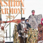 Gubernur Jawa Timur Khofifah Indar Parawansa saat memberi sambutan dalam East Java Fashion Harmony 2020 di Pantai So Long Banyuwangi, Sabtu (14/11/2020). foto: ist/ bangsaonline.com