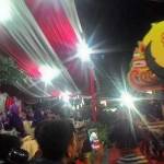 Wali Kota Kediri saat menyaksikan keberangkatan peserta Kediri Nite Carnival. (arif kurniawan/BANGSAONLINE)