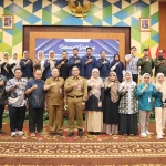 ASN dari Pemprov Sumbar foto bersama dengan Pj Gubernur Jatim Adhy Karyono.