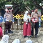 Si Bontas Polres Kota Batu memberikan motivasi kepada pelajar SDN Ngaglik 01, Jalan Abdul Rahman No.23, Ngaglik Kecamatan Batu, Kota Batu, Kamis (17/11/2022).