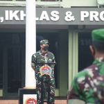 Suasana saat apel pagi di lapangan Makorem 084/BJ, Jalan Ahmad Yani, Surabaya, Selasa (8/3).