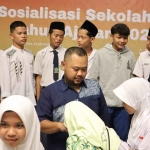 Bupati Gresik Fandi Akhmad Yani saat bersama calon siswa Sekolah Rakyat. Foto: Ist