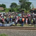 Warga korban lumpur merangsek untuk melakukan aksi pemblokiran Jalan Raya Porong yang dihalangi petugas, kemarin. foto : Agus HP/BANGSAONLINE