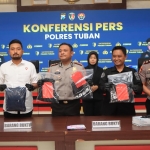 Kapolres Tuban didampingi Kasat Reskrim, Kasi Humas dan Kasi Propam saat menunjukan Barang Bukti pengeroyokan.