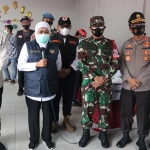 Gubernur Jawa Timur, Khofifah Indar Parawansa saat melakukan monitoring terhadap proses pemungutan suara di Pilkada Kota Pasuruan.