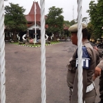 DILARANG MASUK: Satpol PP Sidoarjo dibantu polisi menjafa ketat pintu gerbang Pendopo Delta Wibawa, Rabu (8/1). foto: MUSTAIN/ BANGSAONLINE