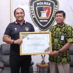 Kapolres Ngawi saat menjelang berakhirnya jabatannya menerima penghargaan.