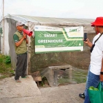 Petani binaan Petrokimia Gresik menjelaskan cara tanam dengan model smart green house dalam program Tameng. (Ist)