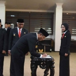 M. Ferry Djatmiko saat menandatangani Berita Acara usai dilantik menjadi Penjabat Sekda Kota Kediri, disaksikan Wali Kota dan Wawali Kediri. (Ist)