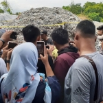 Saat kunjungan DPR RI ke lokasi limbah sisa plastik di Desa Bangon.