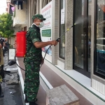 Petugas Forkopimda Surabaya melakukan penyemprotan disinfektan