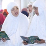 Gubernur Jawa Timur, Khofifah Indar Parawansa bersama putri sulungnya, Patimasang yang akan segera melepas masa lajang. foto: istimewa