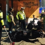 Petugas kepolisian Polresta Sidoarjo mengamankan dua motor yang terlibat kecelakaan di Jalan Raya Lajuk, Kecamatan Porong, Sidoarjo, Sabtu (24/10/2020) malam. foto: ist.