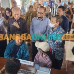 Gubernur Khofifah saat meninjau posko pelayanan PPDB SMA dan SMK Negeri di UPT TIKP Jatim. Foto: DEVI FITRI AFRIYANTI/BANGSAONLINE