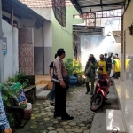 Petugas saat melakukan fogging di lingkungan warga. (foto: ist)