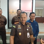 Kepala Kejaksaan Negeri (Kejari) Kota Probolinggo, Lilis Setiawan saat menggelar Pres Rilis Dikantor Kejaksaan Negeri Kota Probolinggo. 
Foto : Andi Sirajudin/BANGSAONLINE