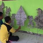 KREATIF – Wayang berbahan kertas koran kreasi siswa SMAN 1 Kedungpring Lamongan, Rabu (11/6/2014). foto : haris sugianto/BangsaOnline

