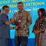 Wali Kota Probolinggo, Habib Hadi Zainal Abidin saat menerima penghargaan dari Kementerian Kominfo.
