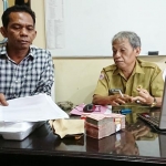 Mahmudi (kiri) anggota Komisi A saat mengambalikan uang saku kunker sebesar Rp 38 juta kepada Ridwan Kasubag Persidangan dan Risalah Sekretaris Dewan Kabupaten Bangkalan.