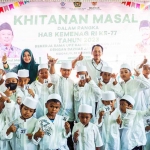 Sejumlah peserta khitanan massal saat foto bersama.