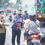 Para pegawai Imigrasi Malang saat bagi-bagi takjil kepada pengendara.