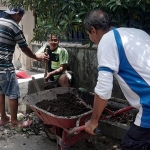 Peserta program padat karya di Kota Kediri saat bekerja. (foto: ist)