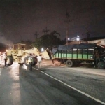 Proses evakuasi truk yang terlibat kecelakaan di jalan Trosobo,Sidoarjo.