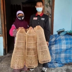 Mahasiswa Unmuh Malang foto bersama menunjukkan produksi alat tangkap ikan "Jarang". (foto: ist)