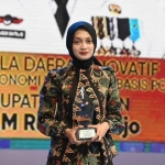 Wali Kota Kediri usai menerima penghargaan. Foto: Ist