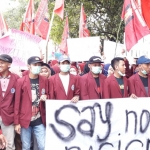 Ratusan mahasiswa saat menggelar aksi di depan gedung DPRD Lamongan. 