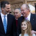 Foto yang diambil pada tanggal 1 April 2018, Raja Felipe VI dari Spanyol berdiri dengan ayahnya, mantan Raja Juan Carlos I (kanan) dan salah satu putrinya, Putri Leonor, ketika mereka tiba dengan anggota keluarga kerajaan lainnya untuk menghadiri Paskah tradisional. Misa Kebangkitan Minggu di Palma de Mallorca. foto: AFP