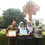 Kepala Dinas Pendidikan Kota Kediri, Anang Kurniawan (kanan), saat mendampingi perwakilan 3 sekolah yang meraih Penghargaan. Foto: Ist