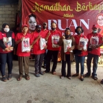 Pengurus PAC PDIP Kecamatan Pagu saat menerima bantuan beras dari Puan Maharani. foto: ist.