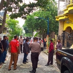 Suasana petugas PA Gresik saat sita eksekusi harta bersama berupa rumah di perumahan Dinari Desa Dahanrejo. foto: SYUHUD/ BANGSAONLINE