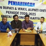 Jajaran petinggi DPD Golkar Gresik saat memberikan keterangan pers. foto: SYUHUD/ BANGSAONLINE