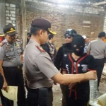 Kapolres Bojonegoro AKBP Wahyu Sri Bintoro saat memimpin penggerebekan.