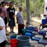 Droping air bersih di beberapa desa di Kabupaten Blitar.