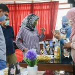 Wali Kota Kediri Abdullah Bakar ditemani Ketua Dekranasda Kota Kediri Ferry Silviana Abu Bakar, ketika meninjau langsung produk-produk UMKM. (foto: ist.)