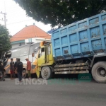 Kondisi bus pariwisata dan dump truk usai terlibat kecelakaan.