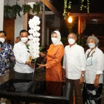 Wali Kota Batu Dewanti Rumpoko (tiga dari kiri) saat menyerahkan anggrek kepada salah satu donatur.